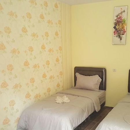 Adel'S Guest House Malang Ngoại thất bức ảnh
