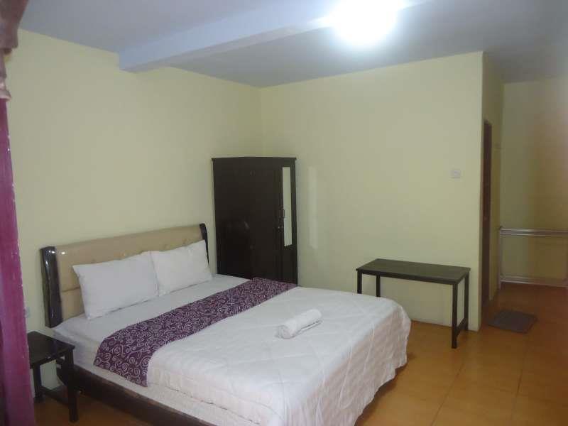 Adel'S Guest House Malang Ngoại thất bức ảnh