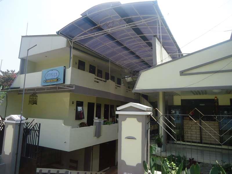 Adel'S Guest House Malang Ngoại thất bức ảnh