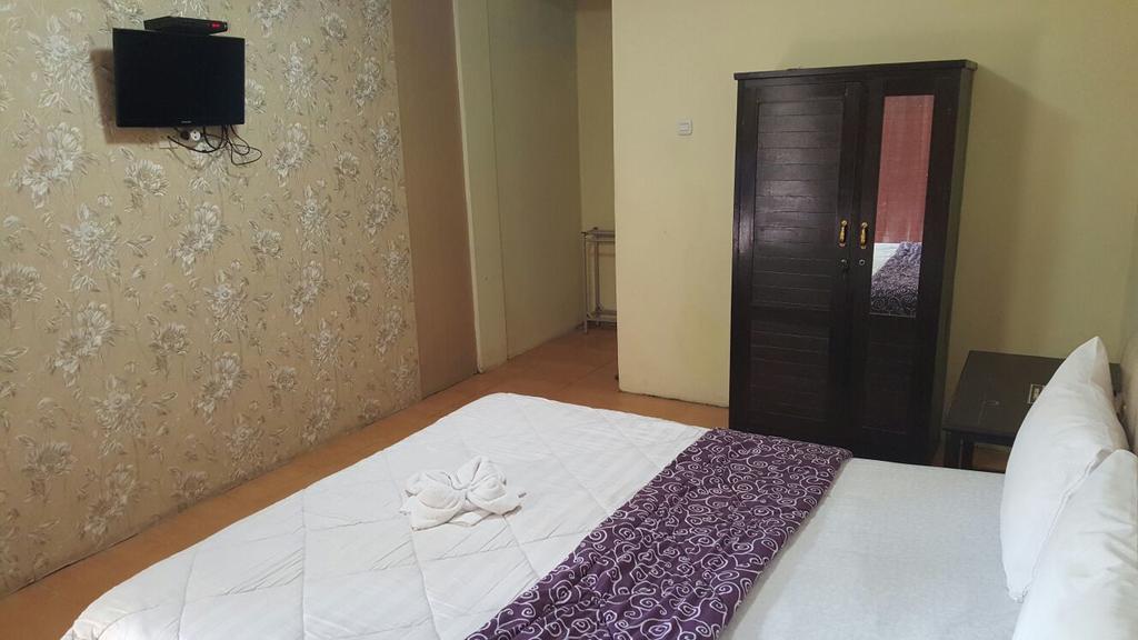 Adel'S Guest House Malang Ngoại thất bức ảnh