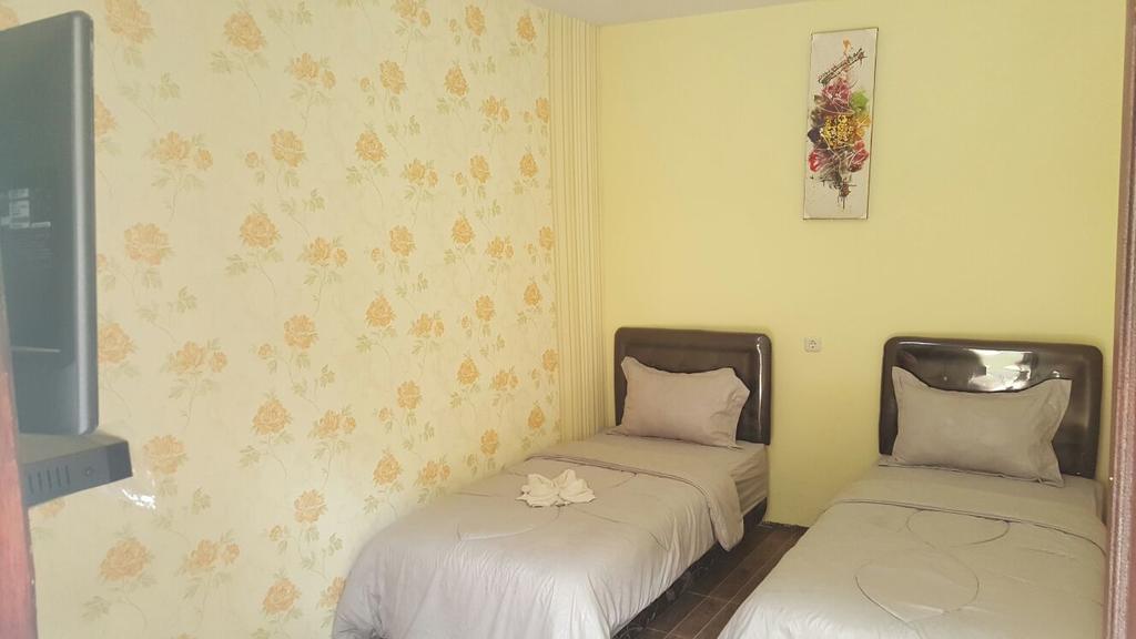 Adel'S Guest House Malang Ngoại thất bức ảnh