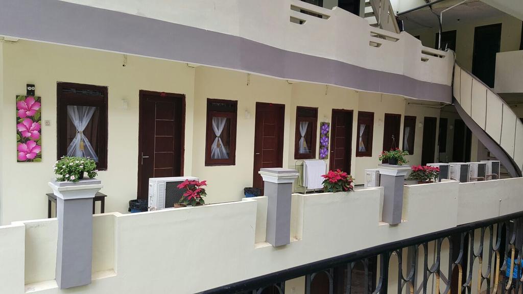 Adel'S Guest House Malang Ngoại thất bức ảnh